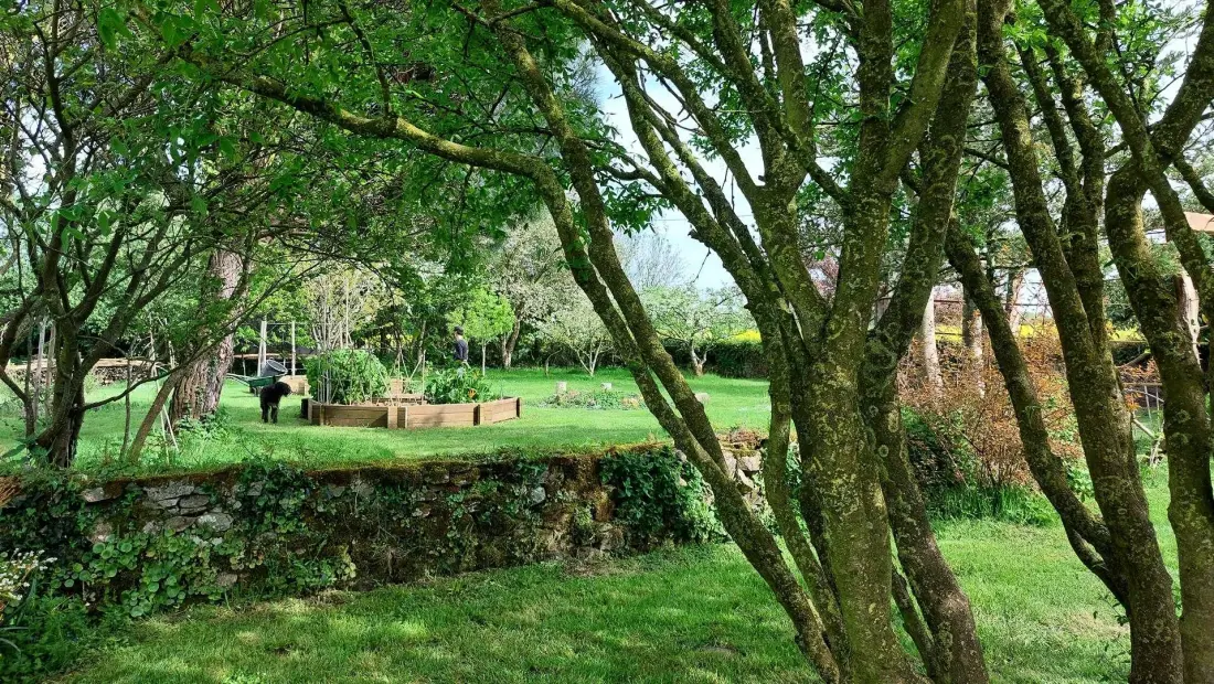 Gîte de France De rulinen - côté verger 4 épis