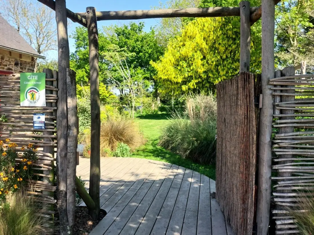 Gîte de France De rulinen - côté verger 4 épis