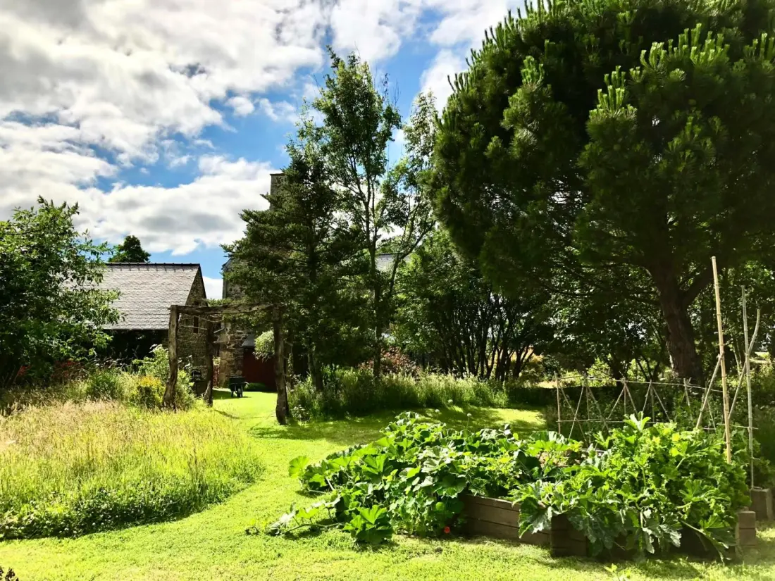 Gîte de France De rulinen - côté verger 4 épis