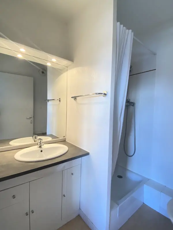 Appartement Avec Balcon Offrant Une Superbe Vue