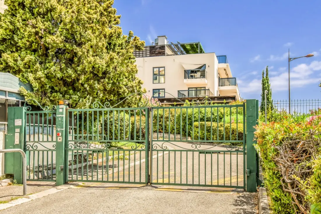 Appartement Avec Terrasse Et Garage à St-laurent