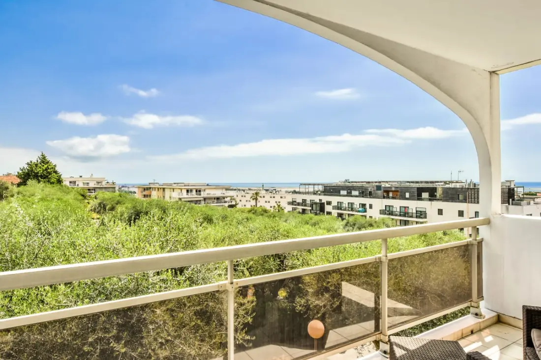 Appartement Avec Terrasse Et Garage à St-laurent