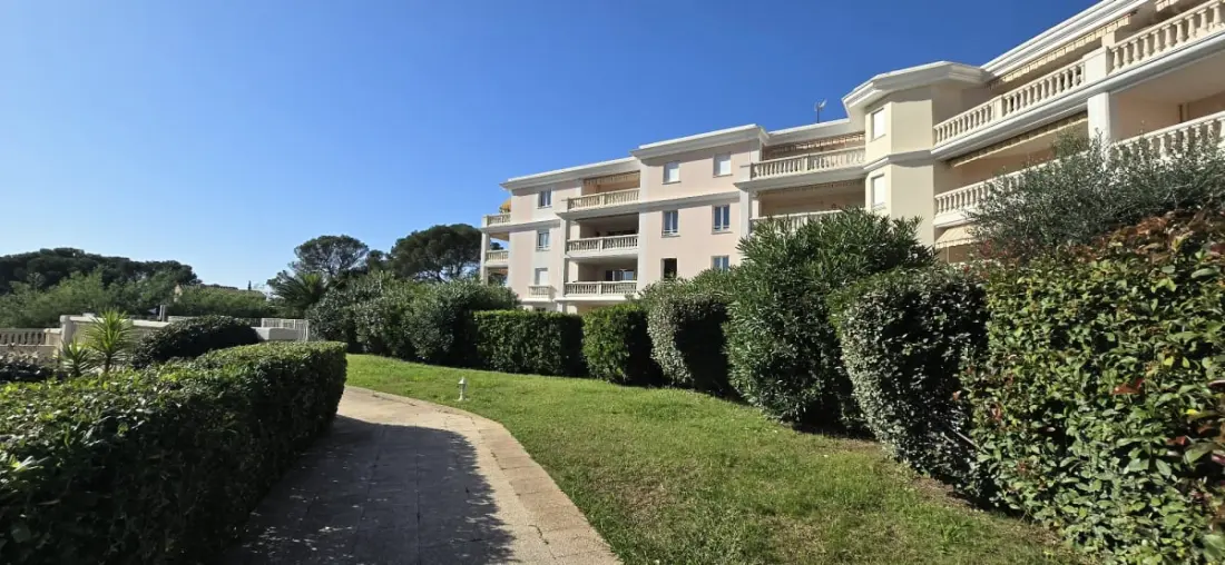 Appartement Lumineux Avec Terrasse à Saint-raphaël