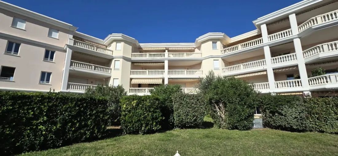 Appartement Lumineux Avec Terrasse à Saint-raphaël