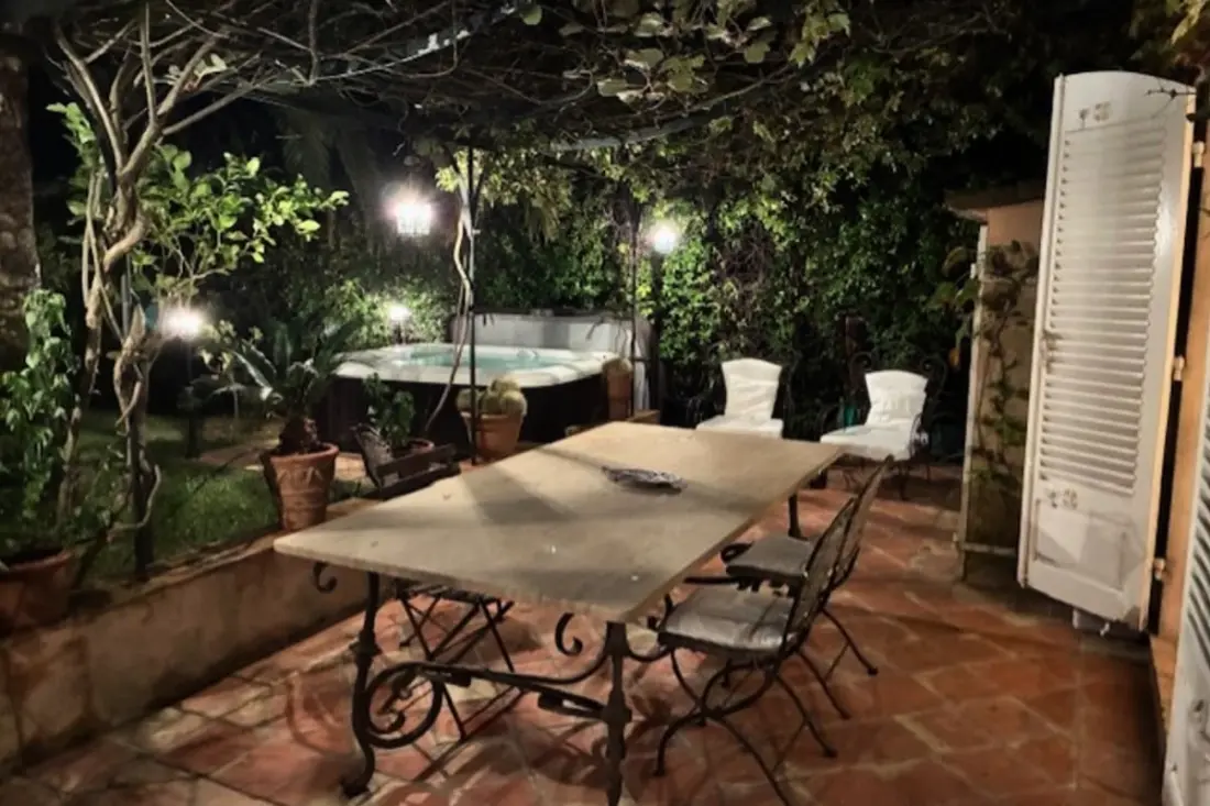 Rez-de-jardin élégant Avec Jacuzzi – Calme