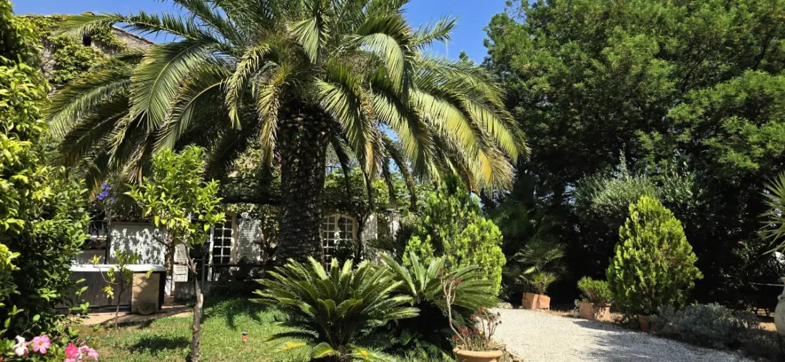 Rez-de-jardin élégant Avec Jacuzzi – Calme