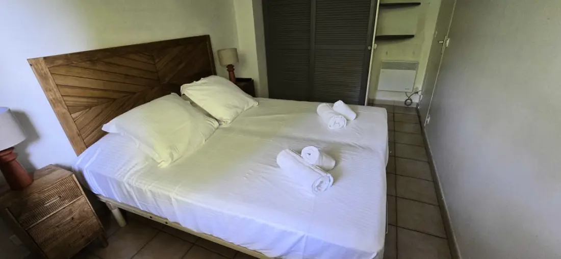 Rez-de-jardin élégant Avec Jacuzzi – Calme