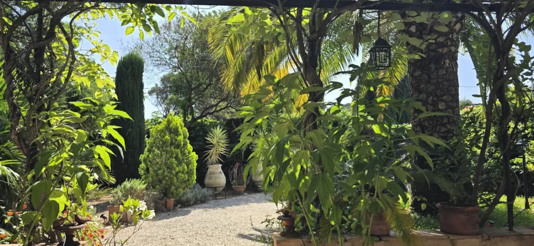 Rez-de-jardin élégant Avec Jacuzzi – Calme