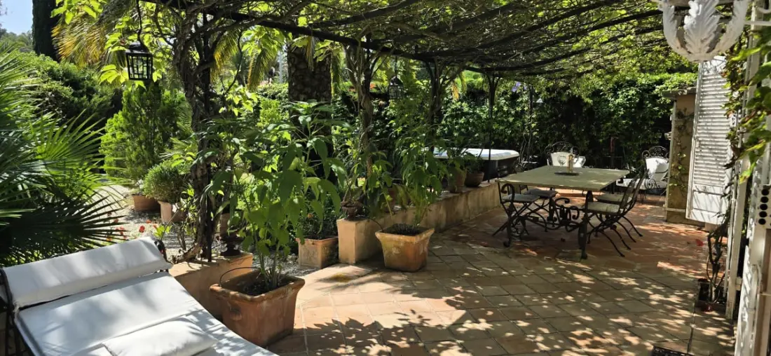Rez-de-jardin élégant Avec Jacuzzi – Calme