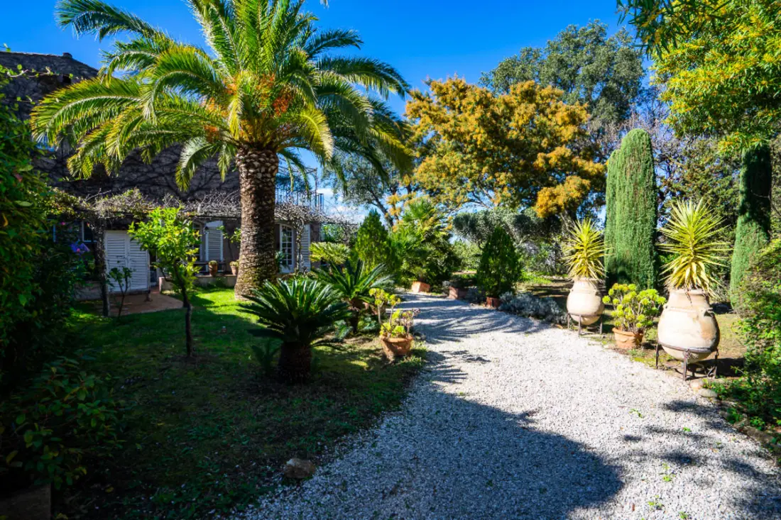 Rez-de-jardin élégant Avec Jacuzzi – Calme