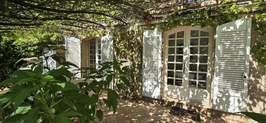 Rez-de-jardin élégant Avec Jacuzzi – Calme