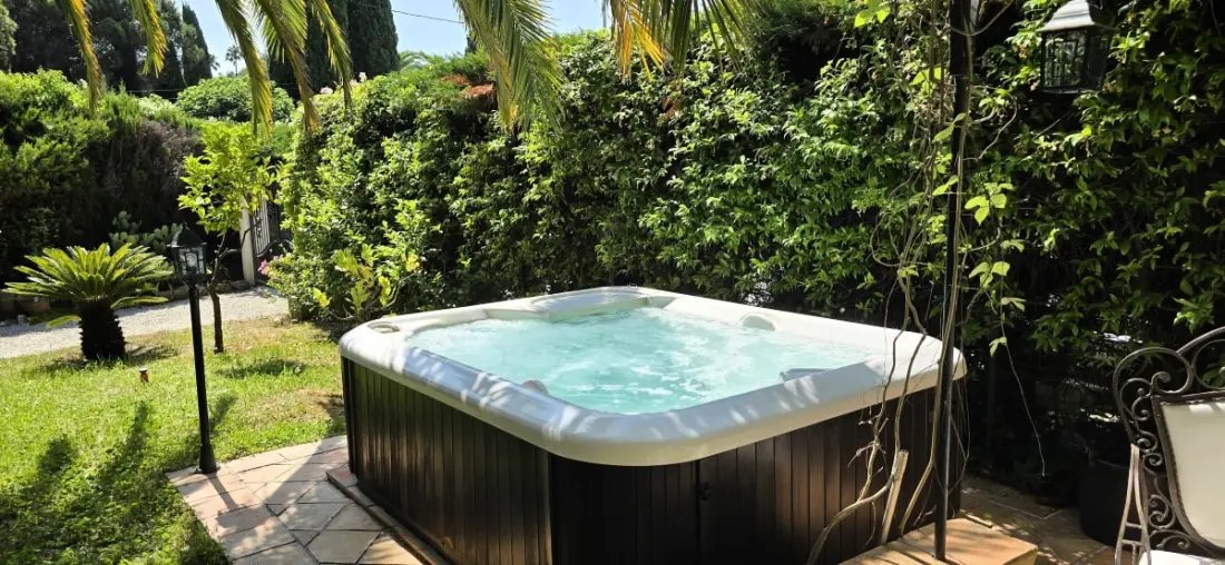 Rez-de-jardin élégant Avec Jacuzzi – Calme