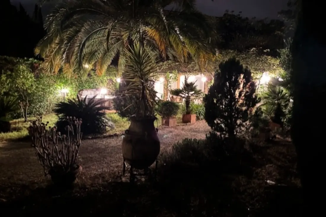Rez-de-jardin élégant Avec Jacuzzi – Calme