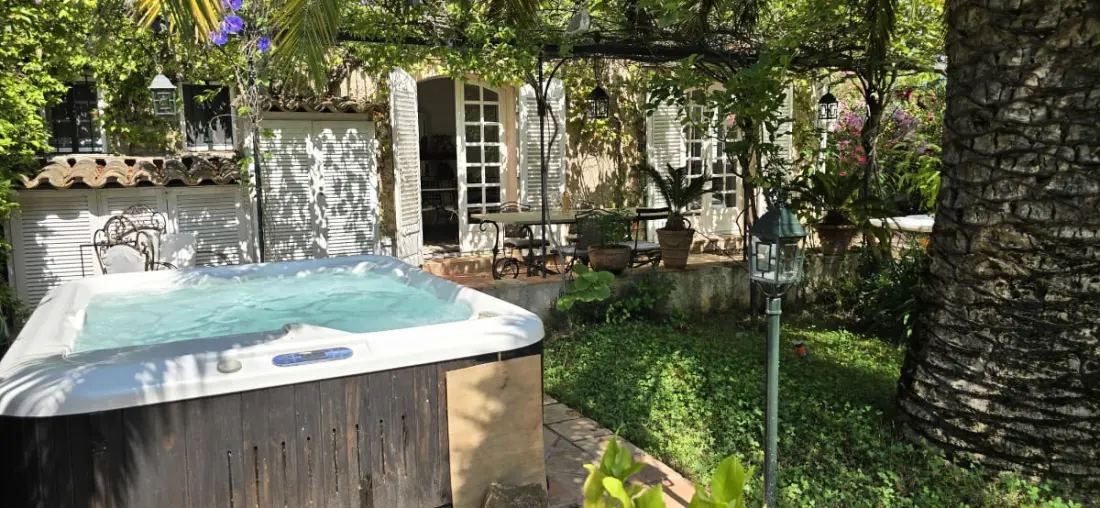 Rez-de-jardin élégant Avec Jacuzzi – Calme