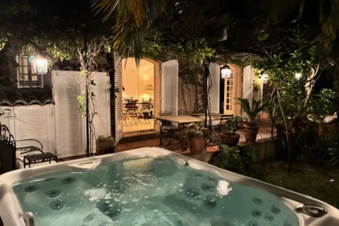 Rez-de-jardin élégant Avec Jacuzzi – Calme