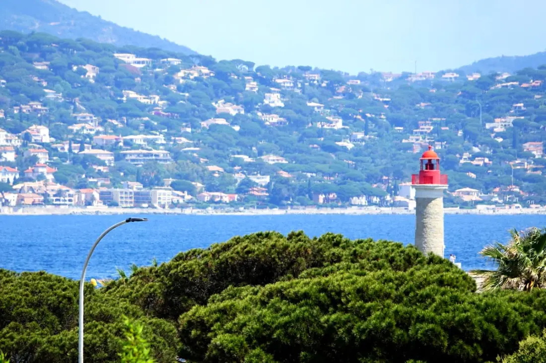 Voir Le Golfe De Saint-tropez De Son Salon.