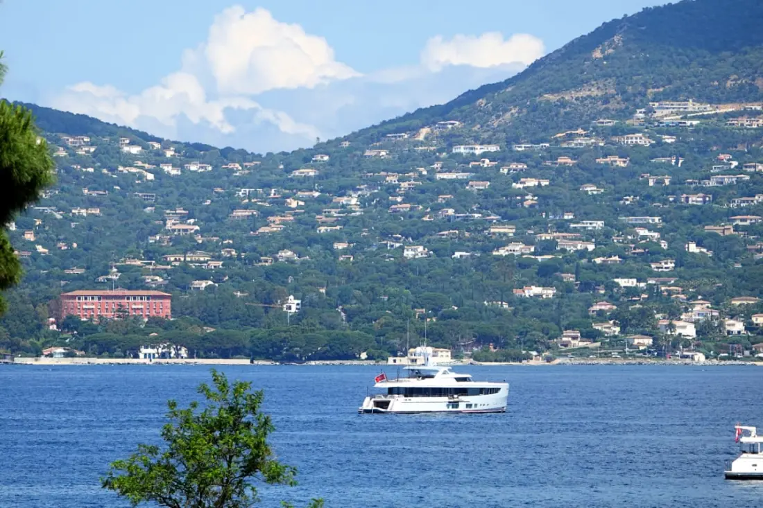 Voir Le Golfe De Saint-tropez De Son Salon.