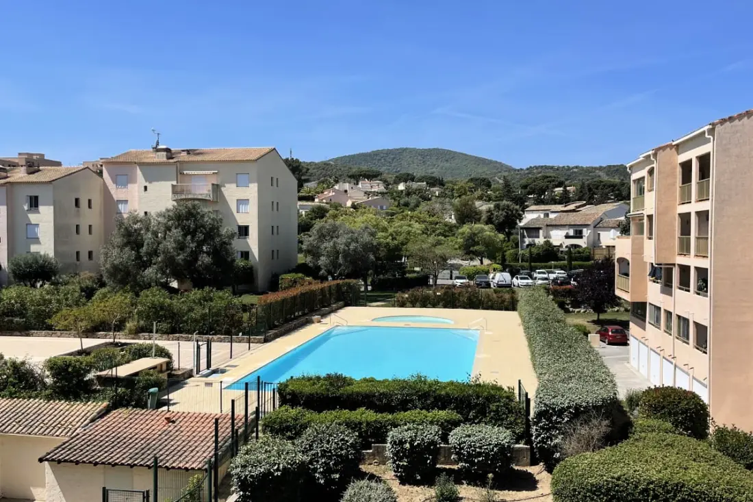 Soleil, Sérénité Et Piscine