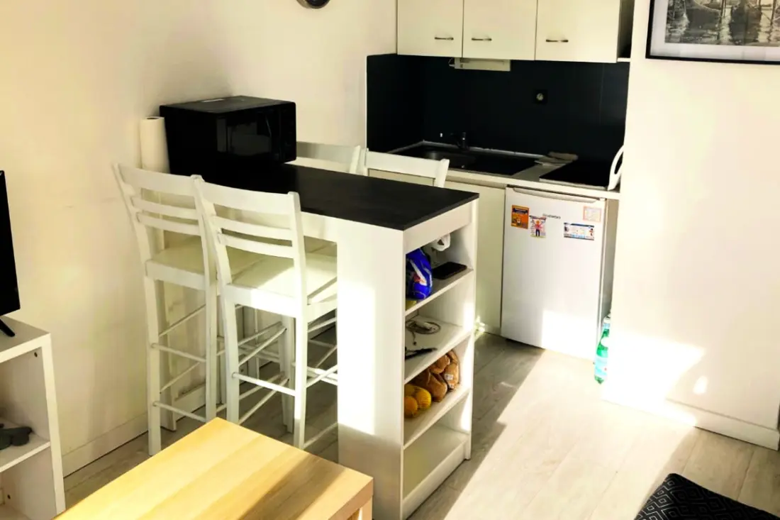 Spacieux Studio Neuf, Proche Mer
