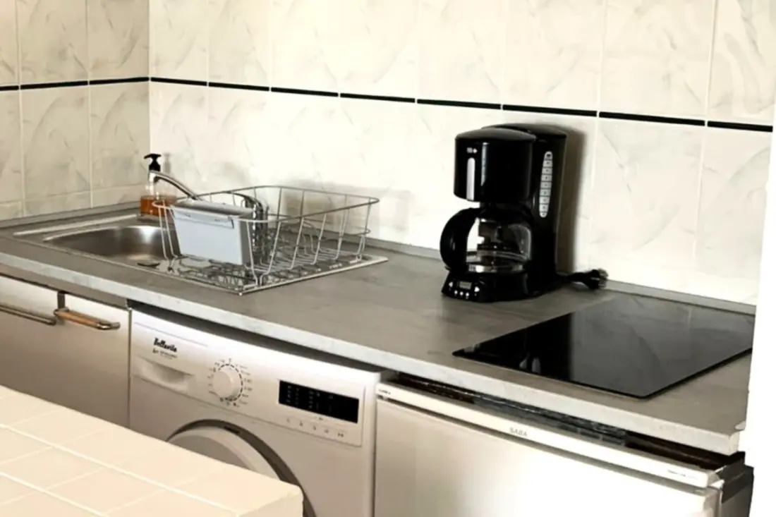 Studio Climatisé De 40 M² Avec Balcon Et Parking