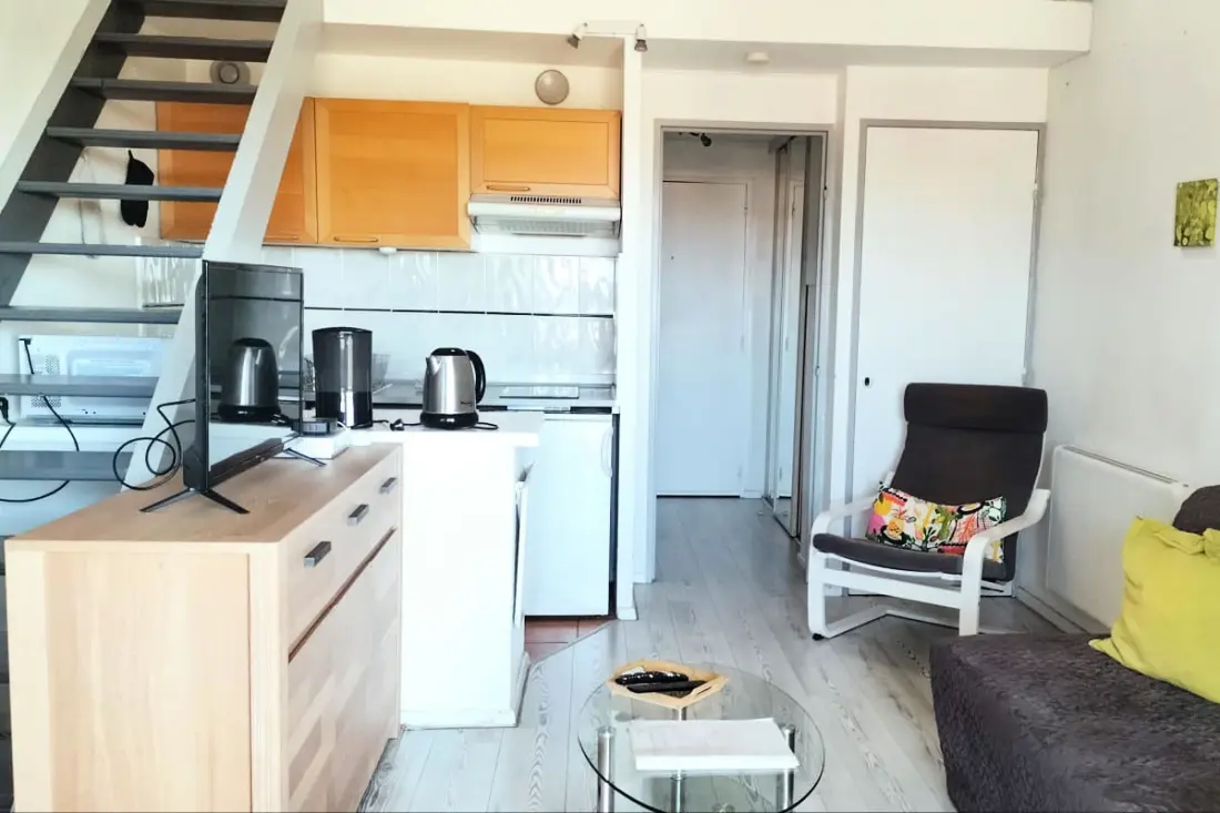 Studio Climatisé De 40 M² Avec Balcon Et Parking
