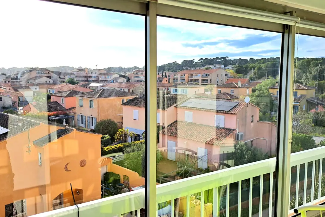 Studio Climatisé De 40 M² Avec Balcon Et Parking
