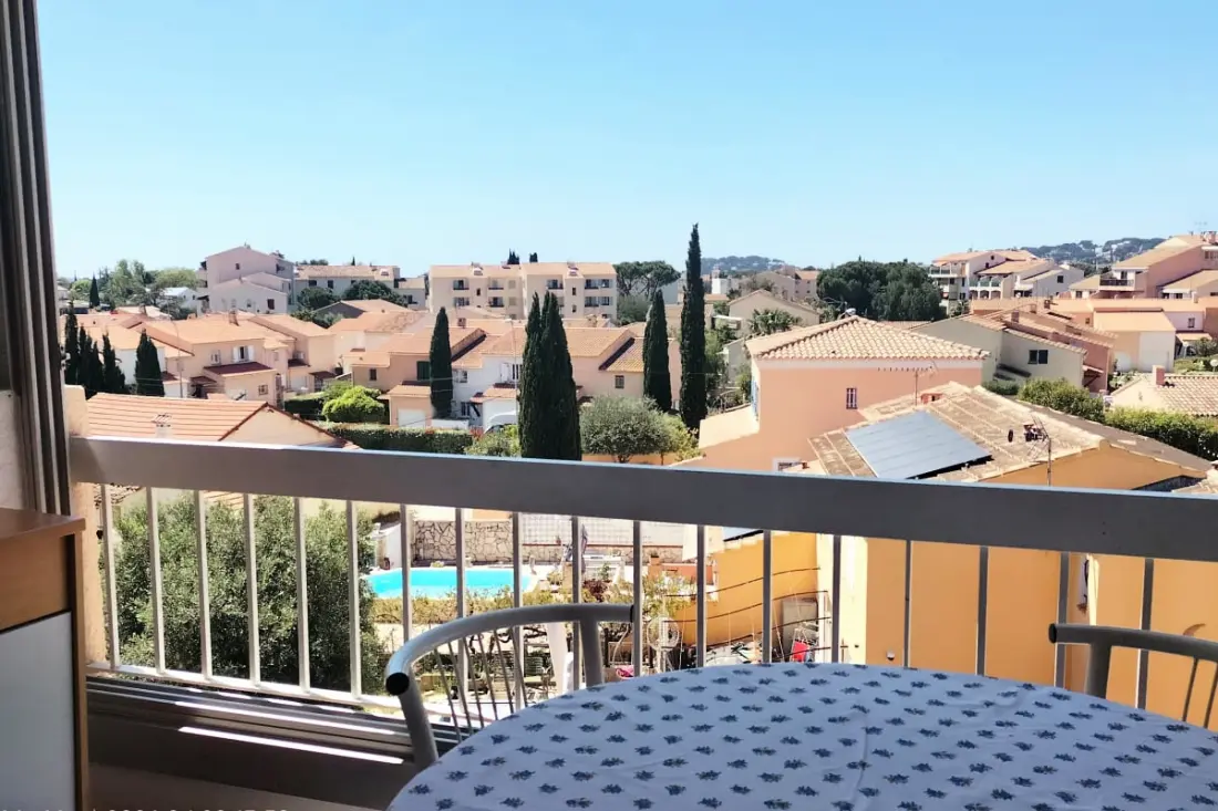 Studio Climatisé De 40 M² Avec Balcon Et Parking