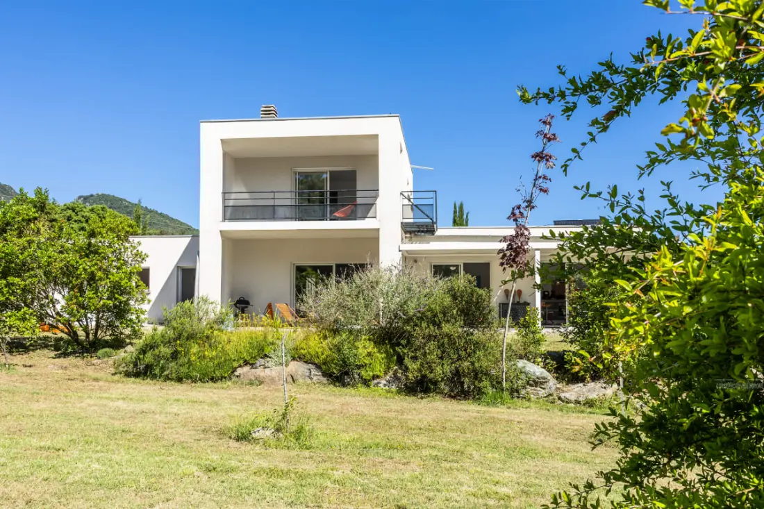 Villa Santa Mara Poggio, Villa Contemporaine Dans Un écrin De Verdure