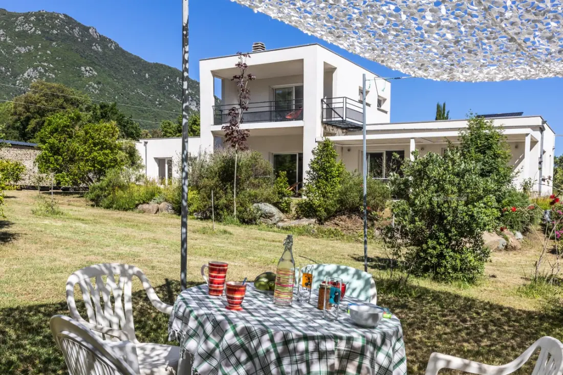 Villa Santa Mara Poggio, Villa Contemporaine Dans Un écrin De Verdure