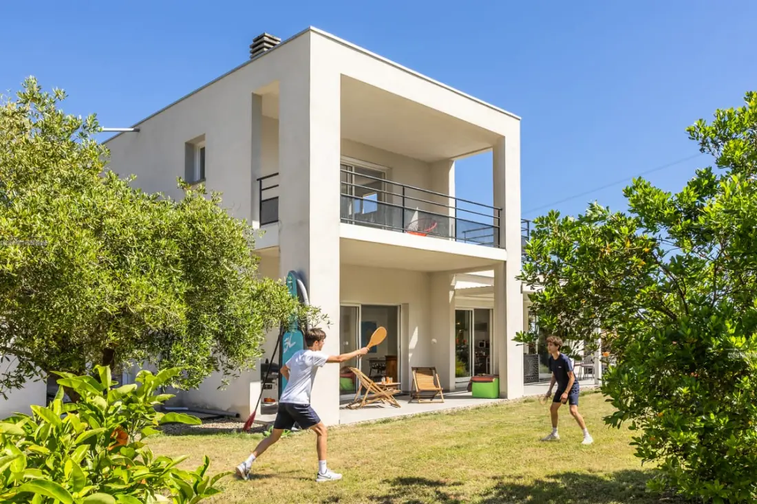 Villa Santa Mara Poggio, Villa Contemporaine Dans Un écrin De Verdure