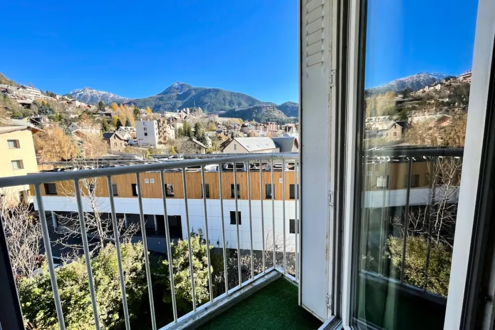 Charmant T3 Avec Balcon Au Coeur De Briançon