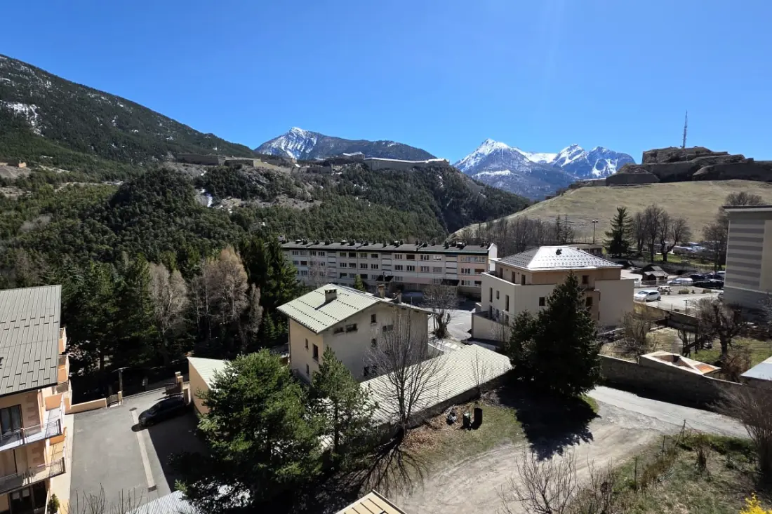 Spacieux 90 M² à Briançon Avec Balcon &amp; Parking