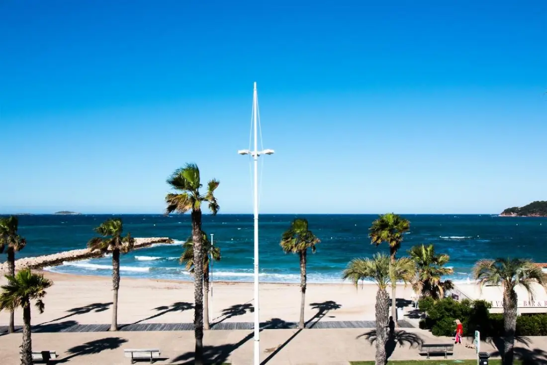 Adonis Six-Fours - Hôtel Le Bel Azur 2 étoiles★★
