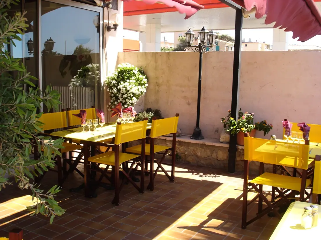 Adonis Six-Fours - Hôtel Le Bel Azur 2 étoiles★★