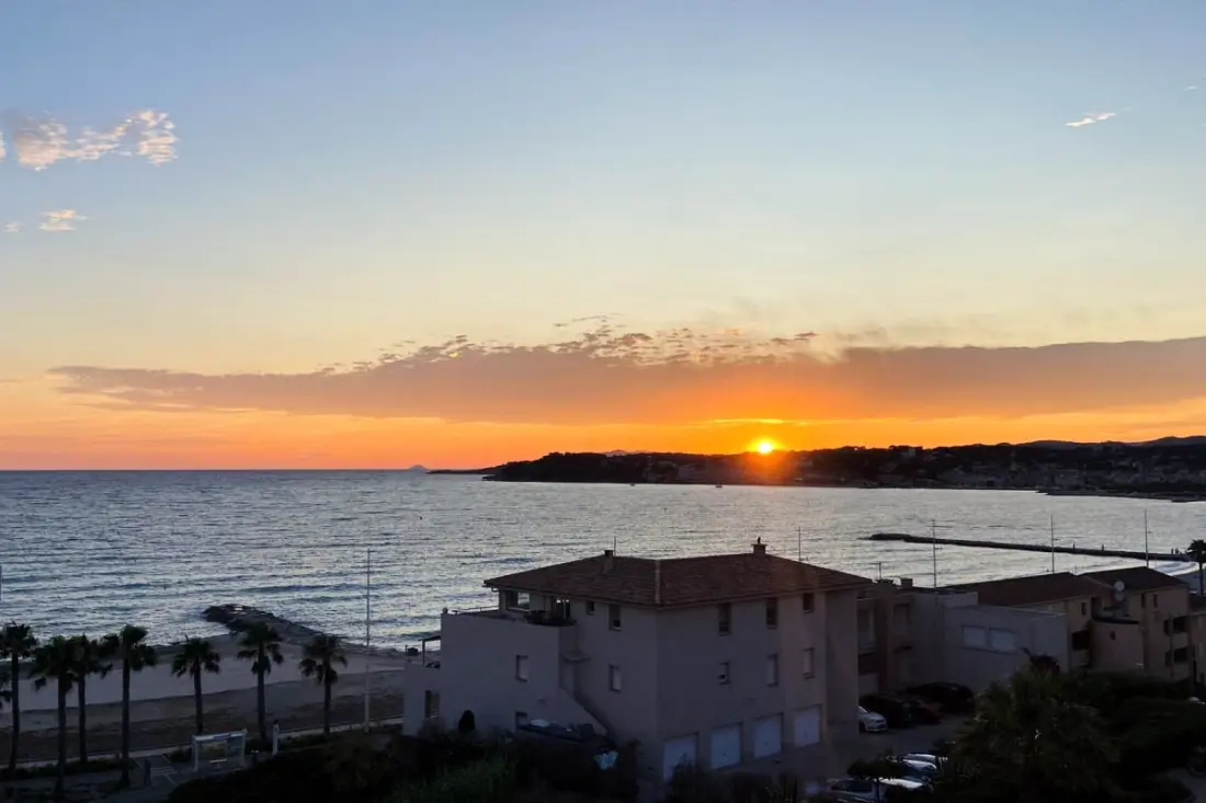 Lumineuse Escale Avec Terrasse Vue Mer