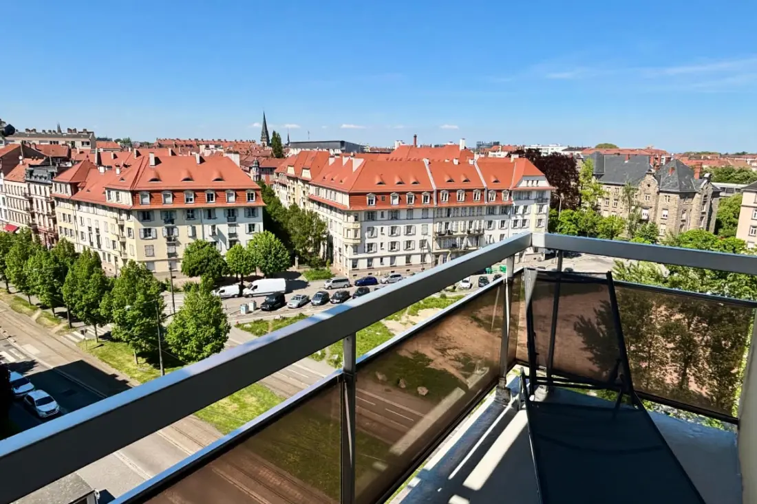 Appartement Au 8ème étage Avec 2 Balcons