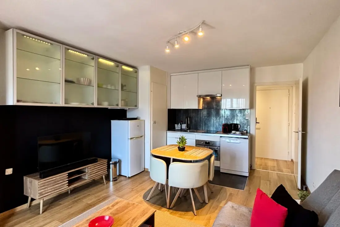 Appartement Au 8ème étage Avec 2 Balcons