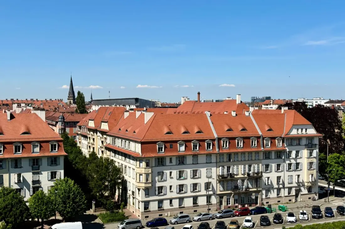 Appartement Au 8ème étage Avec 2 Balcons