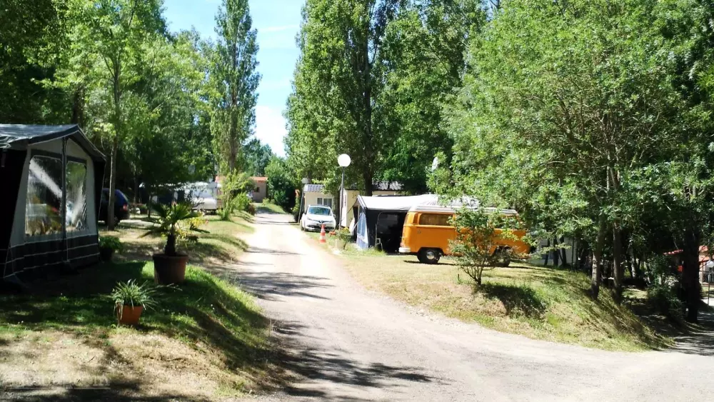 Flower Camping Du Lac De Thésauque 3 étoiles★★★