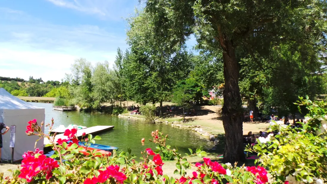 Flower Camping Du Lac De Thésauque 3 étoiles★★★