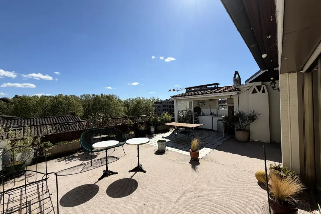 Vaste 105 M² Avec Grande Terrasse &amp; Parking