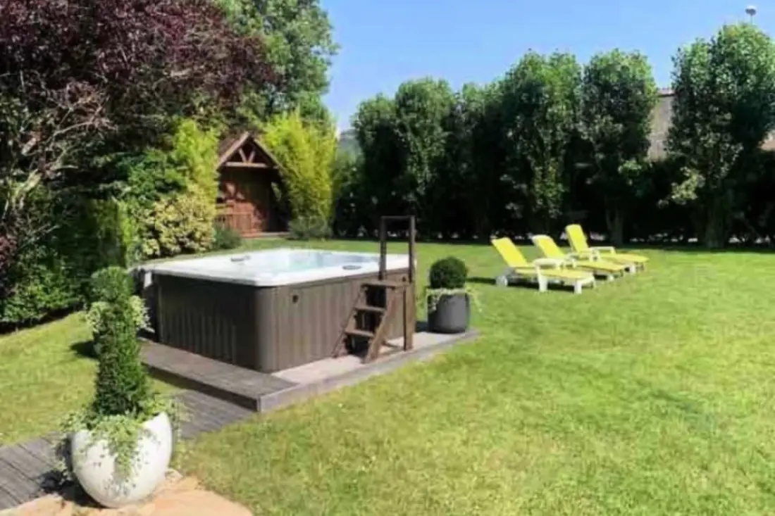 Grande Maison Avec Un Jardin Verdoyant