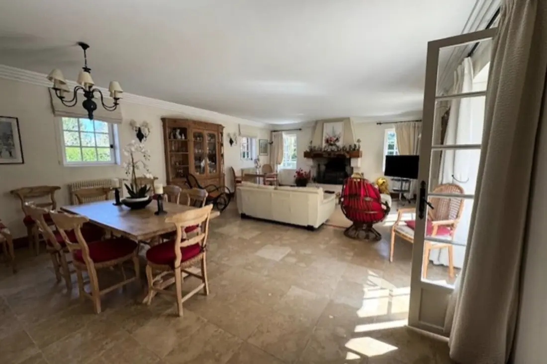Grande Maison Avec Un Jardin Verdoyant