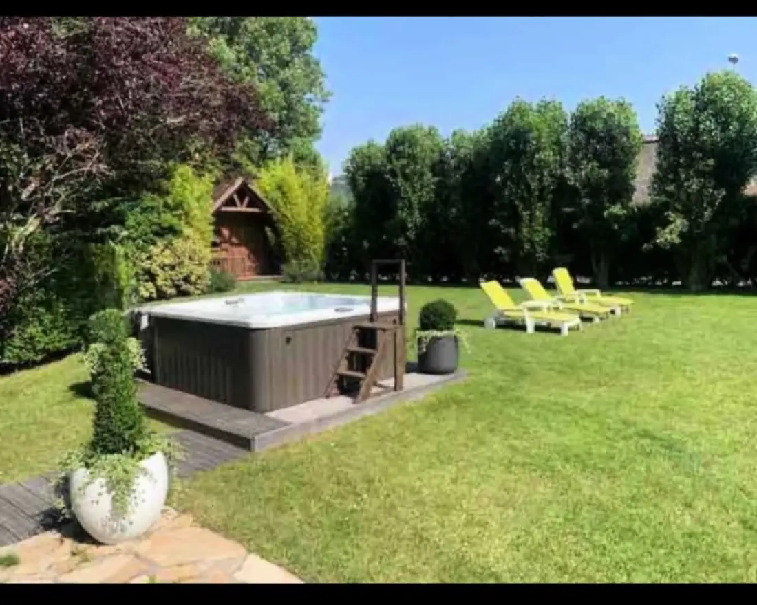 Grande Maison Avec Un Jardin Verdoyant