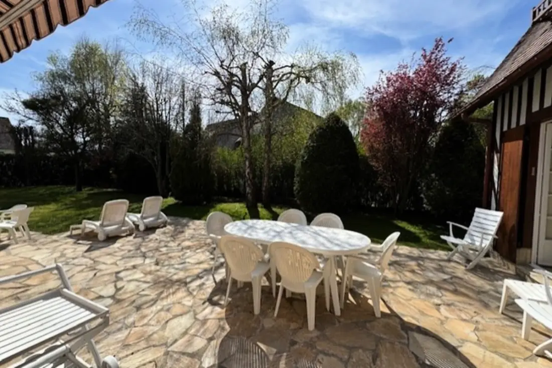 Grande Maison Avec Un Jardin Verdoyant