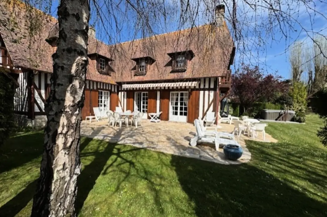 Grande Maison Avec Un Jardin Verdoyant