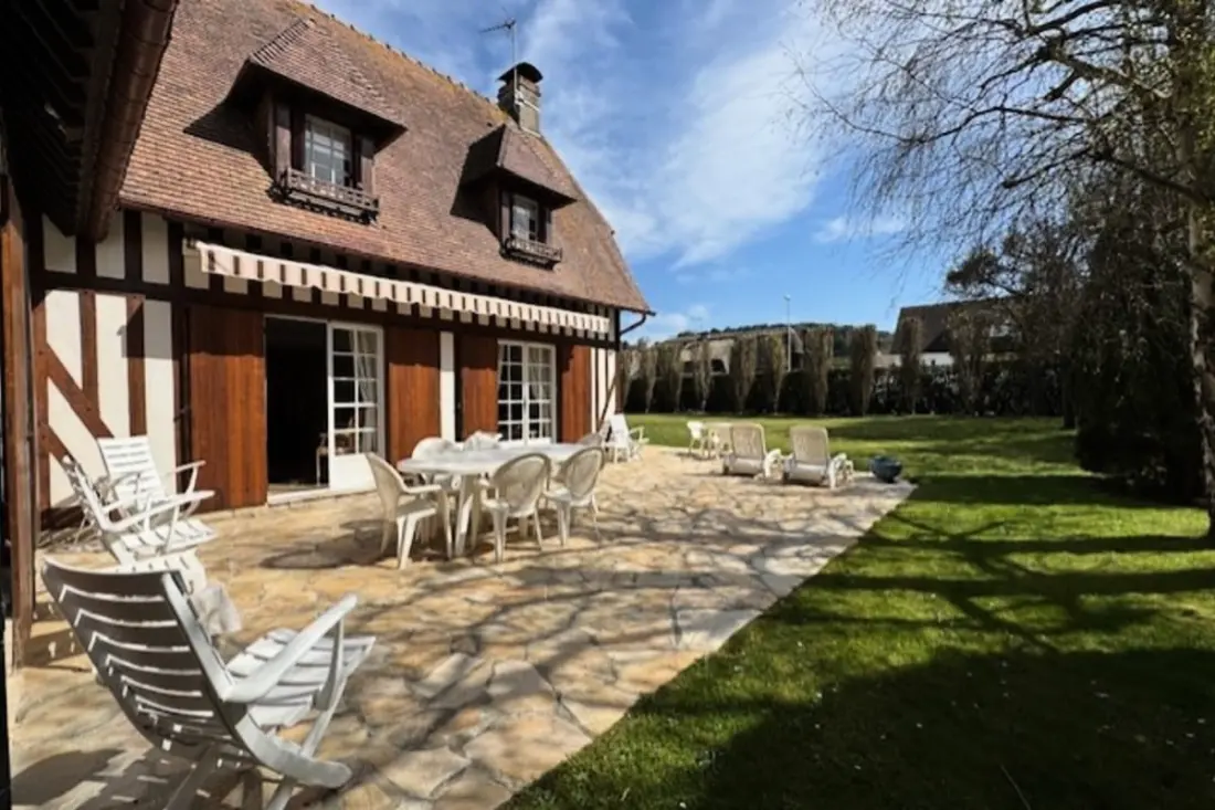Grande Maison Avec Un Jardin Verdoyant