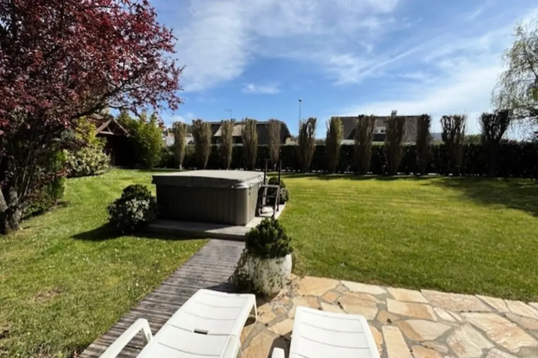 Grande Maison Avec Un Jardin Verdoyant