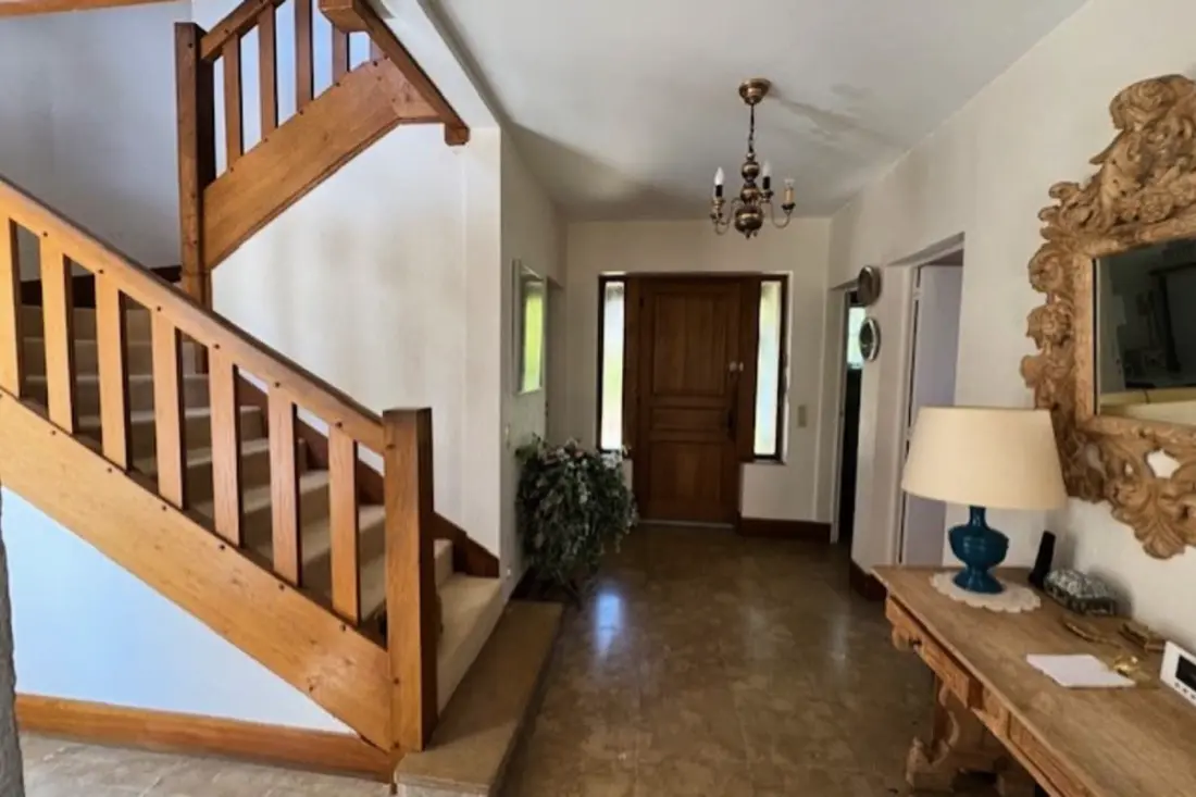 Grande Maison Avec Un Jardin Verdoyant