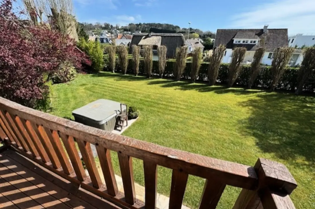 Grande Maison Avec Un Jardin Verdoyant